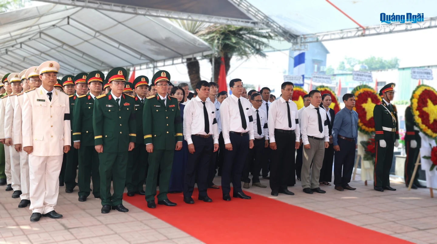 Các đại biểu dự Lễ viếng, truy điệu và an táng hài cốt liệt sĩ tại Nghĩa trang Liệt sĩ xã Ba Động.