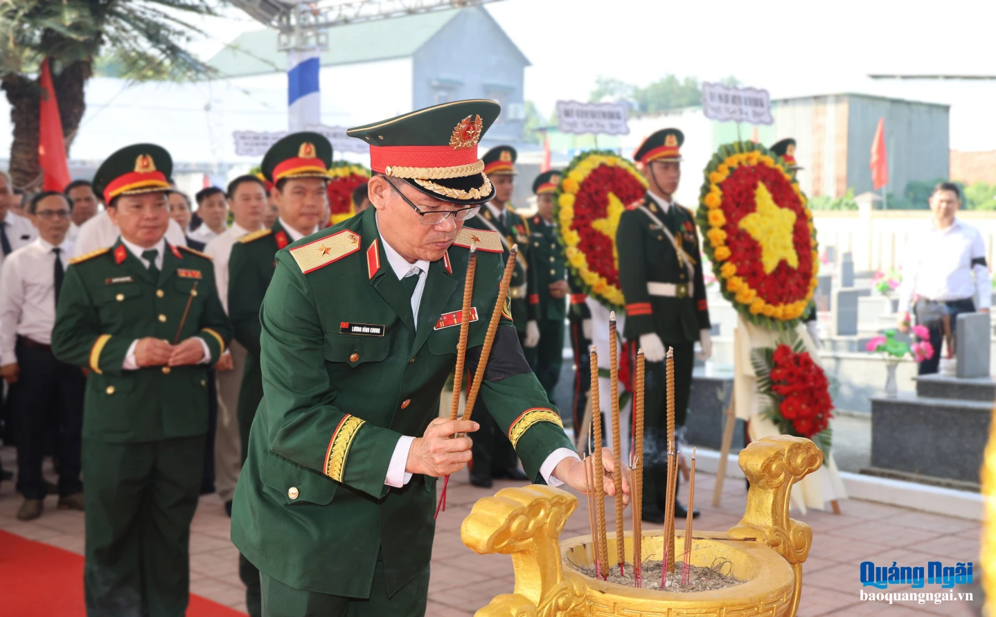 Thiếu tướng Lương Đình Chung cùng các đại biểu dâng hương tưởng niệm các Anh hùng liệt sĩ.