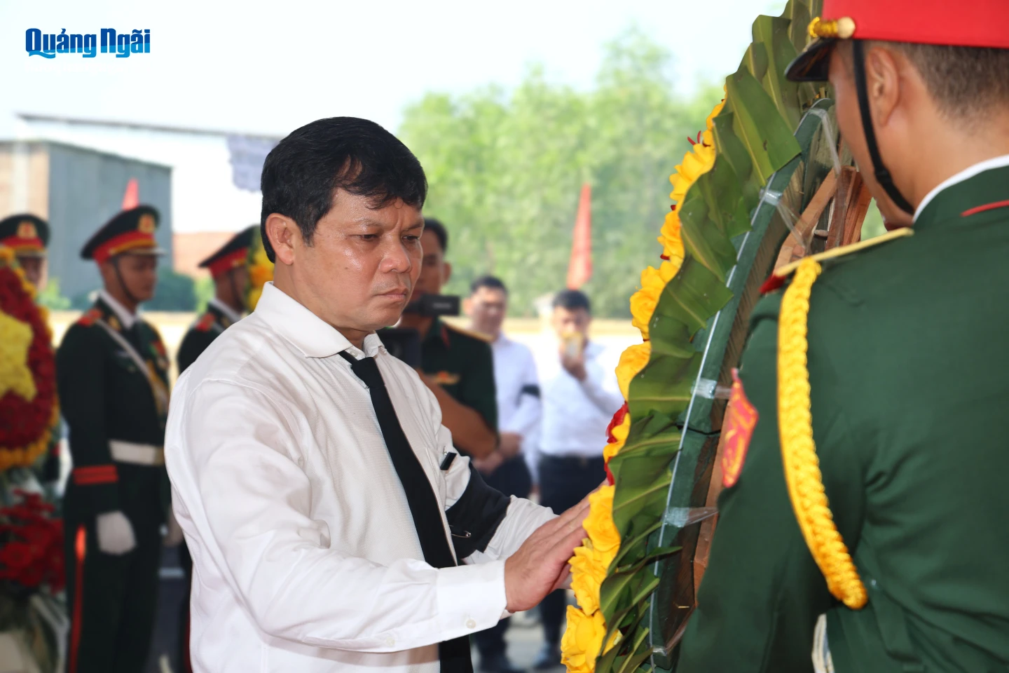 Phó Bí thư Tỉnh ủy, Chủ tịch HĐND tỉnh Nguyễn Đức Tuy dâng hoa tưởng niệm các Anh hùng liệt sĩ.