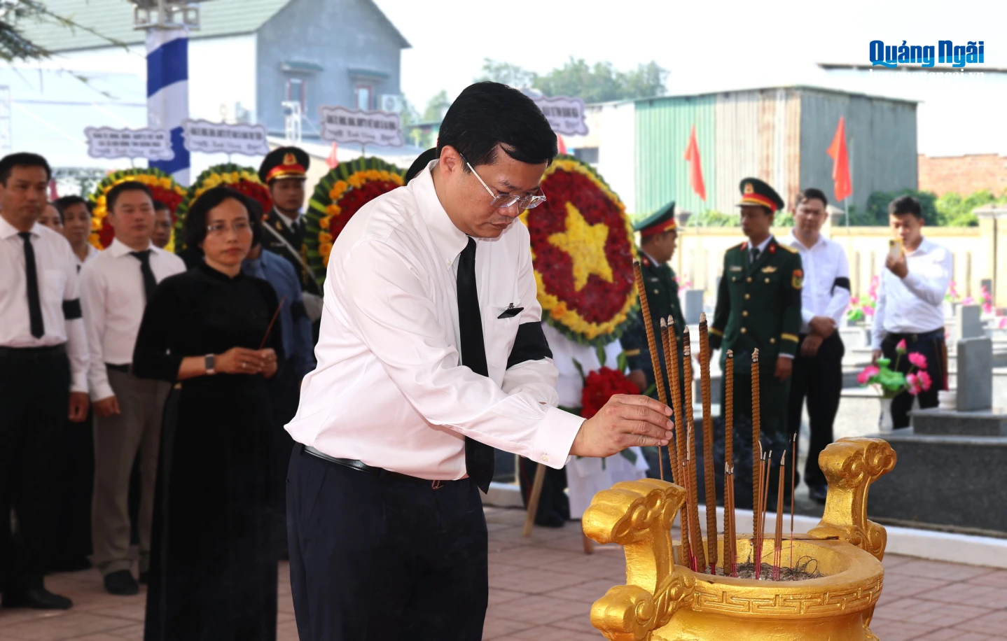 Phó Bí thư Tỉnh ủy, Chủ tịch UBND tỉnh Nguyễn Đức Tâm thành kính dâng hương tưởng niệm các Anh hùng liệt sĩ.
