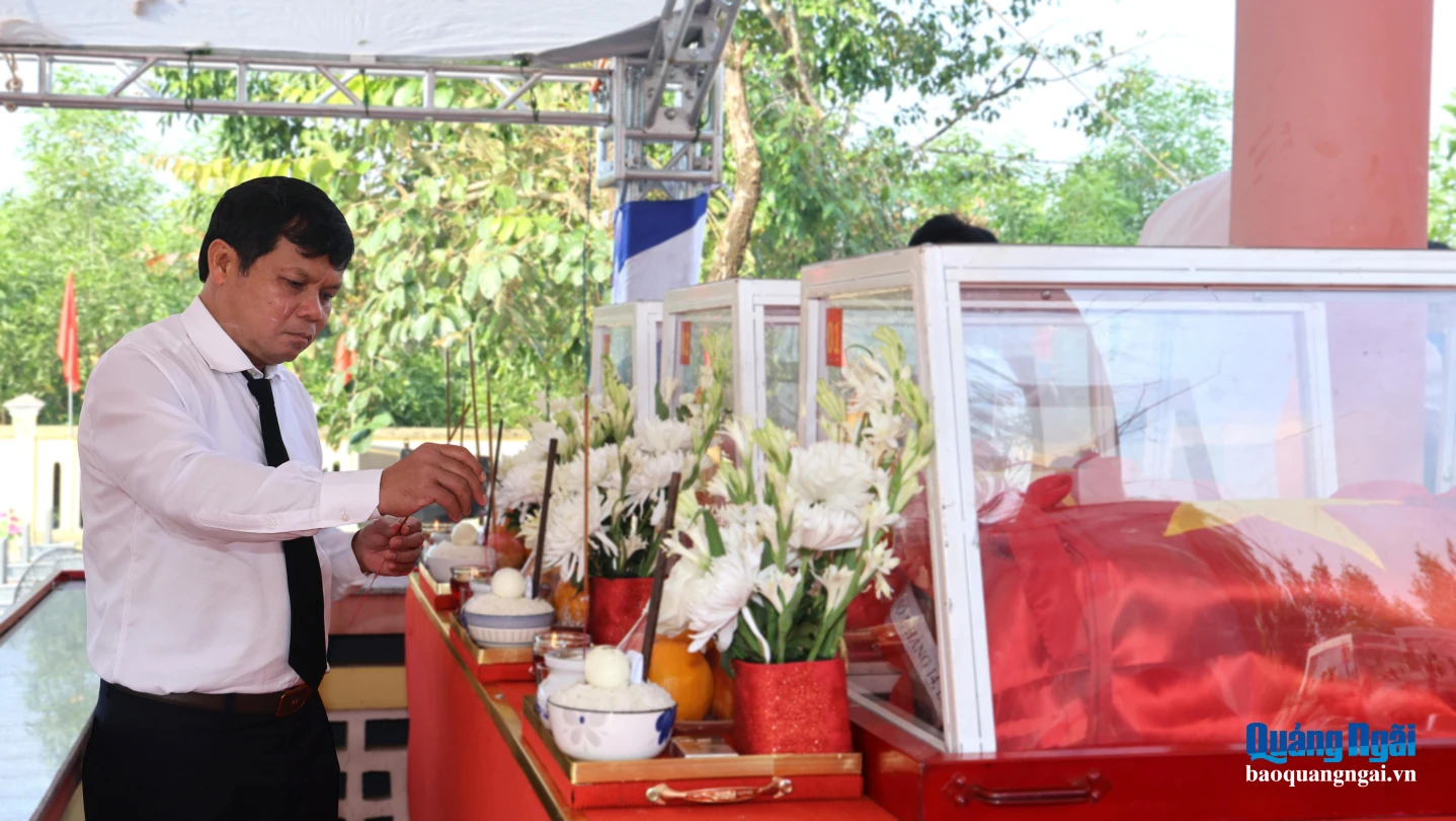 Phó Bí thư Tỉnh ủy, Chủ tịch HĐND tỉnh Nguyễn Đức Tuy dâng hương tưởng niệm các Anh hùng liệt sĩ được quy tập và an táng tại Nghĩa trang Liệt sĩ xã Ba Động.