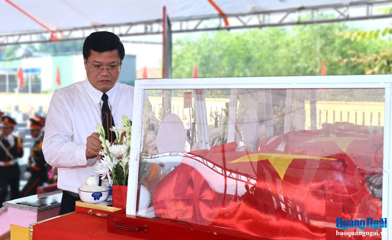 Phó Bí thư Tỉnh ủy, Chủ tịch UBND tỉnh Nguyễn Đức Tâm dâng hương tưởng niệm các Anh hùng liệt sĩ được quy tập và an táng tại Nghĩa trang Liệt sĩ xã Ba Động.