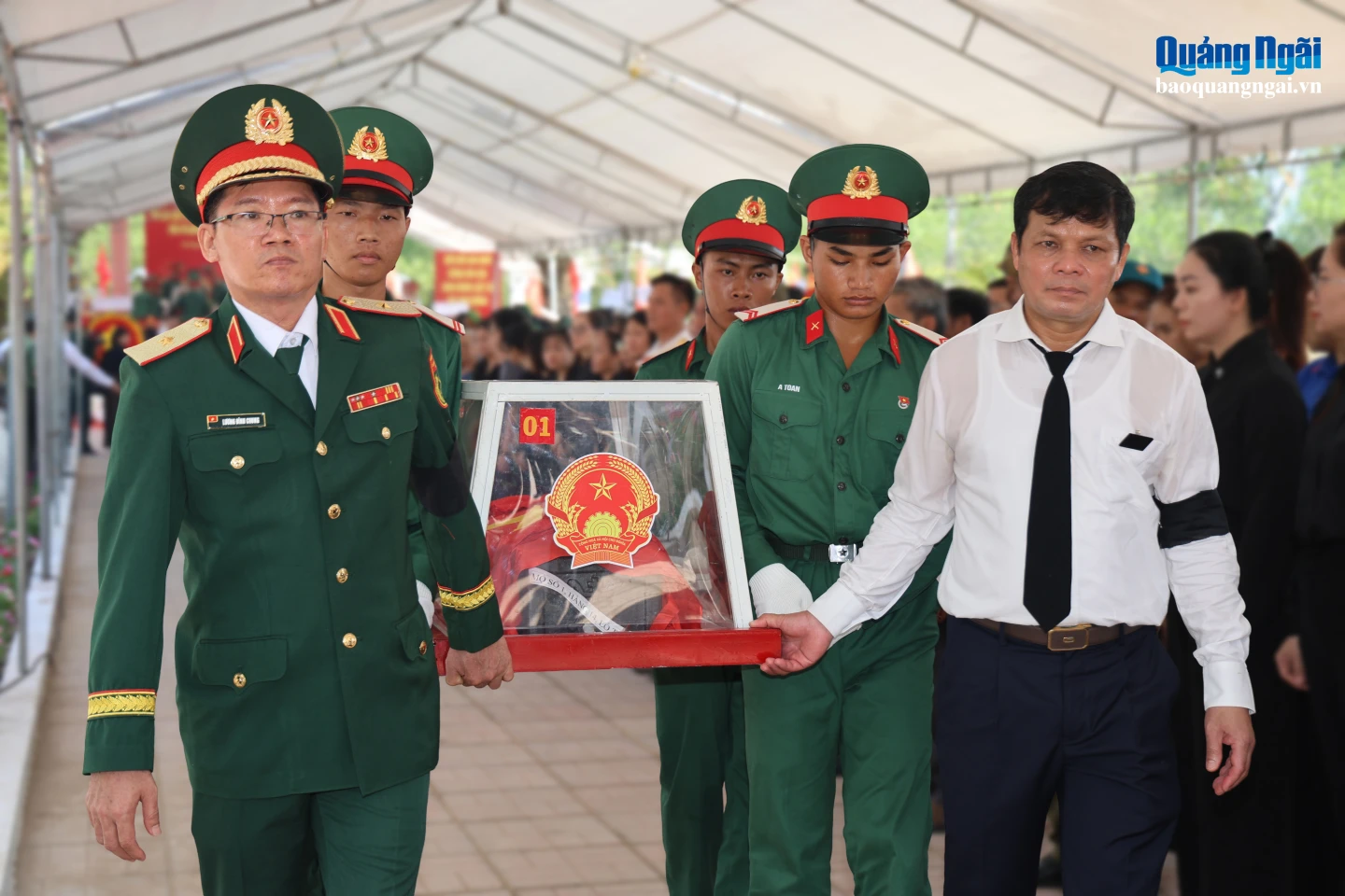 Thiếu tướng Lương Đình Chung - Bí thư Đảng ủy, Chính ủy Quân khu 5 và Phó Bí thư Tỉnh ủy, Chủ tịch HĐND tỉnh Nguyễn Đức Tuy kính cẩn đưa hài cốt liệt sĩ về nơi an nghỉ.