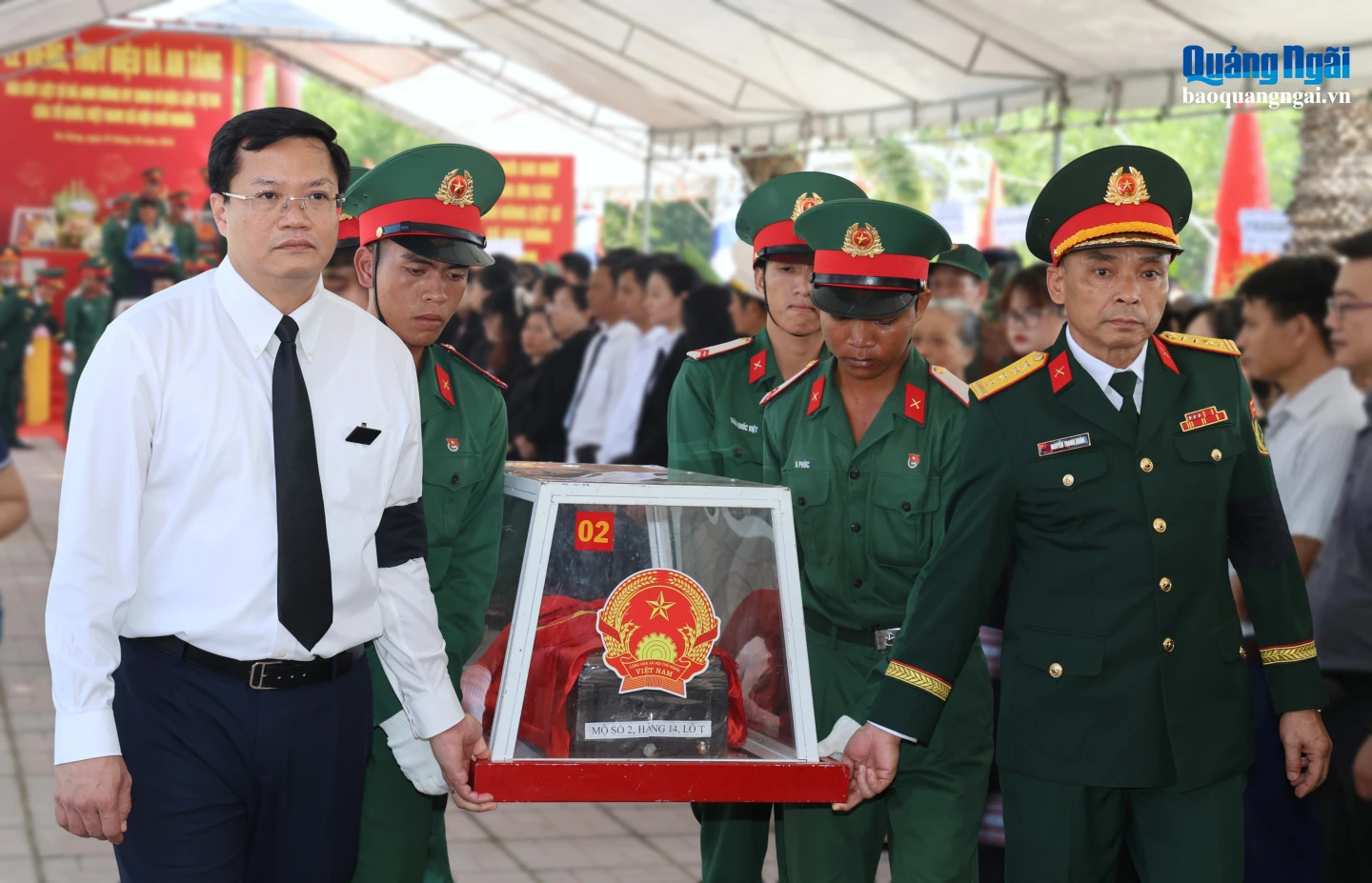 Phó Bí thư Tỉnh ủy, Chủ tịch UBND tỉnh Nguyễn Đức Tâm kính cẩn đưa hài cốt liệt sĩ về nơi an nghỉ.