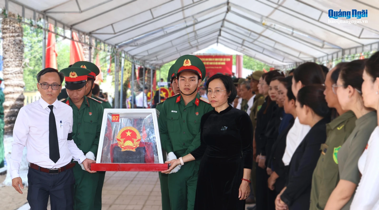 Cán bộ, chiến sĩ và Nhân dân thành kính tiễn đưa các liệt sĩ về nơi an nghỉ.