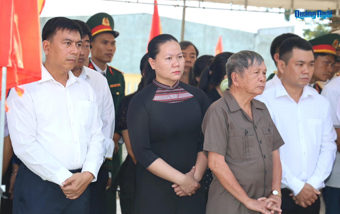 Cán bộ, chiến sĩ và người dân tiễn đưa các liệt sĩ về nơi an nghỉ, thể hiện lòng tri ân sâu sắc.