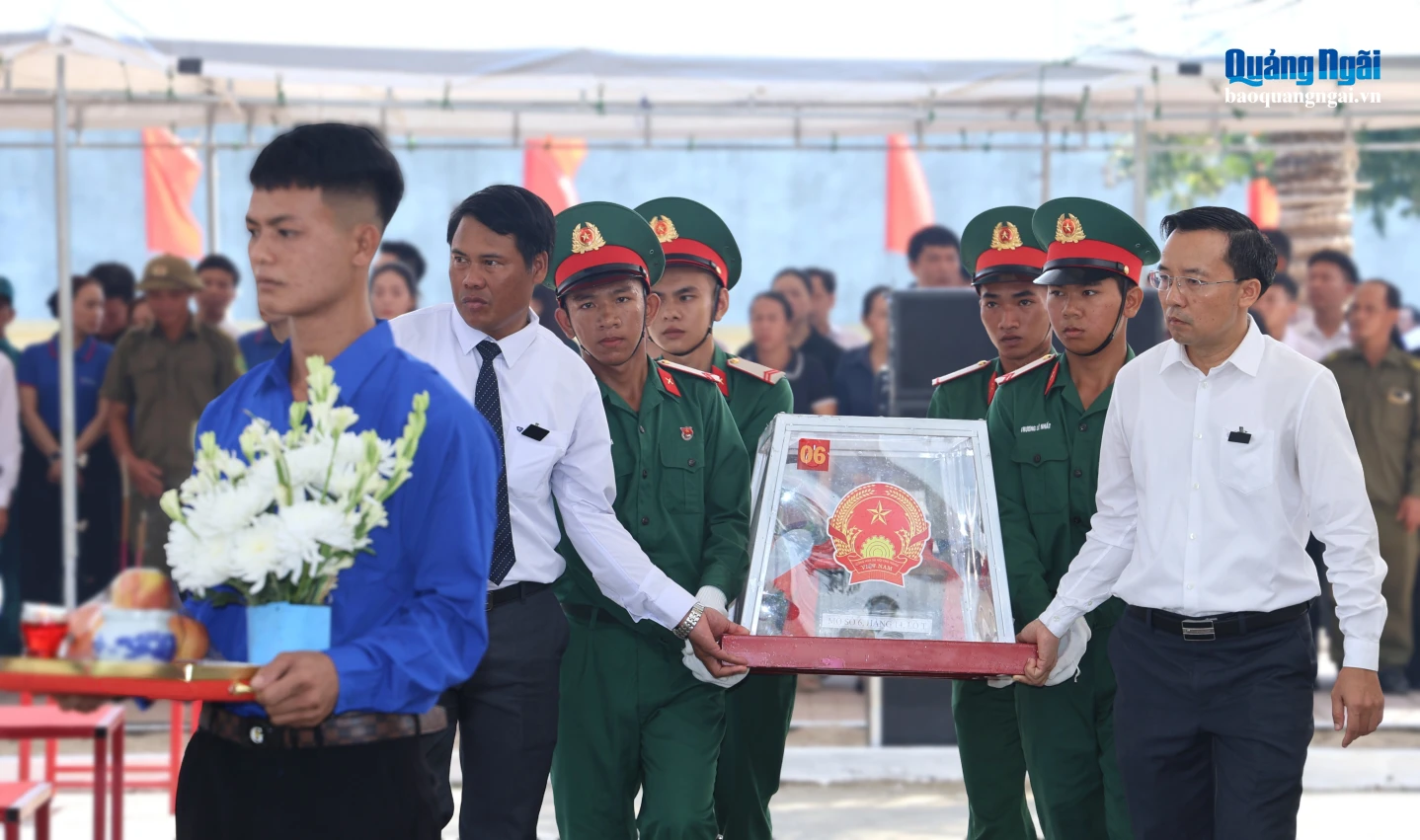 Hài cốt liệt sĩ được đưa về phần mộ, thể hiện sự tri ân đối với những người đã hy sinh vì Tổ quốc.