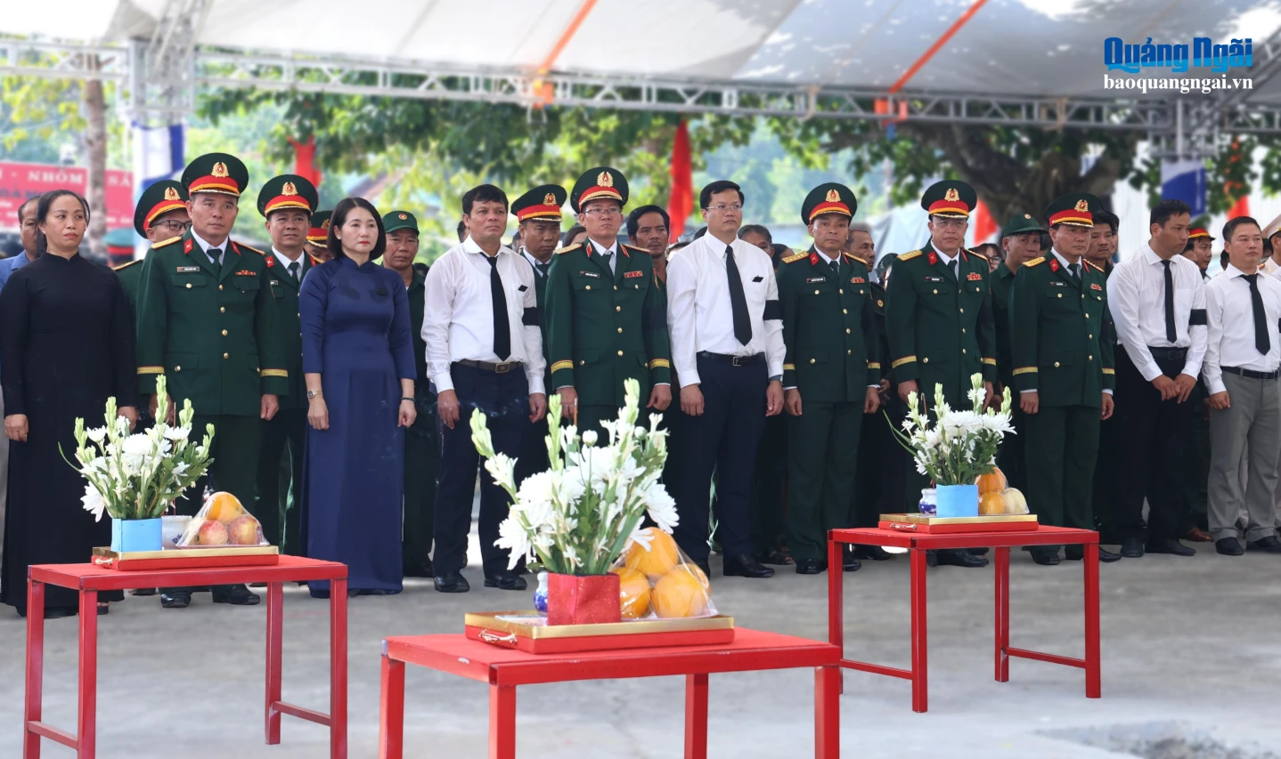 Nghi thức an táng hài cốt liệt sĩ được thực hiện trang trọng, thành kính.