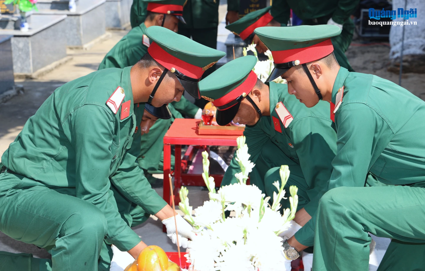 Cán bộ, chiến sĩ và Nhân dân thành kính thực hiện nghi thức an táng các liệt sĩ.