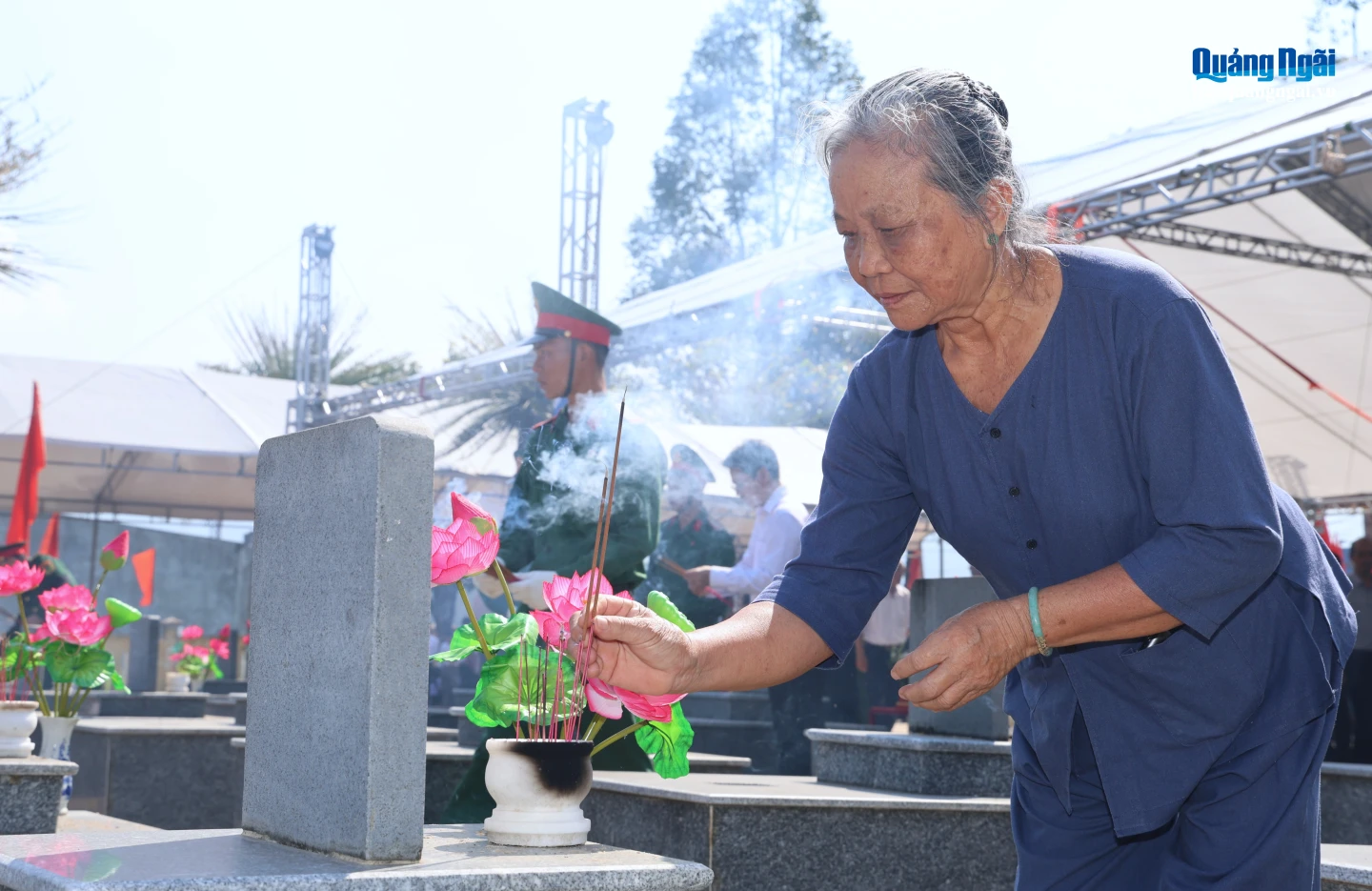 Người dân tham dự lễ viếng, dâng hương tưởng niệm và tri ân các Anh hùng liệt sĩ.