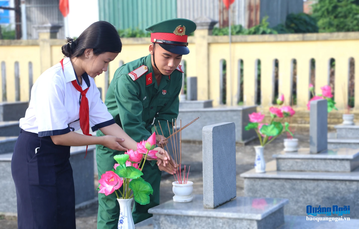 Cán bộ, chiến sĩ và Nhân dân tưởng niệm, tri ân các liệt sĩ tại Nghĩa trang Liệt sĩ xã Ba Động.