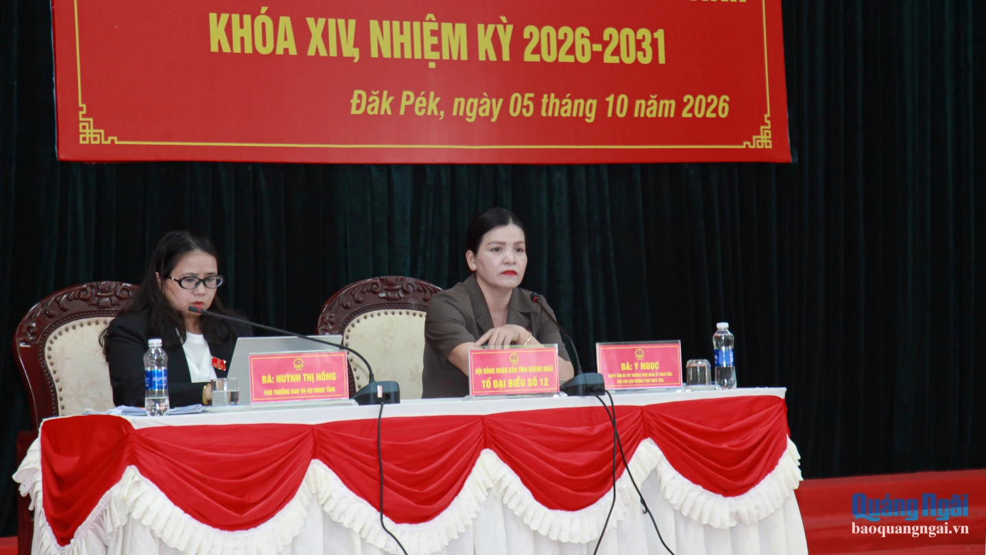 Ủy viên Ban Thường vụ Tỉnh ủy, Phó Chủ tịch Thường trực UBND tỉnh Y Ngọc tại hội nghị tiếp xúc cử tri.