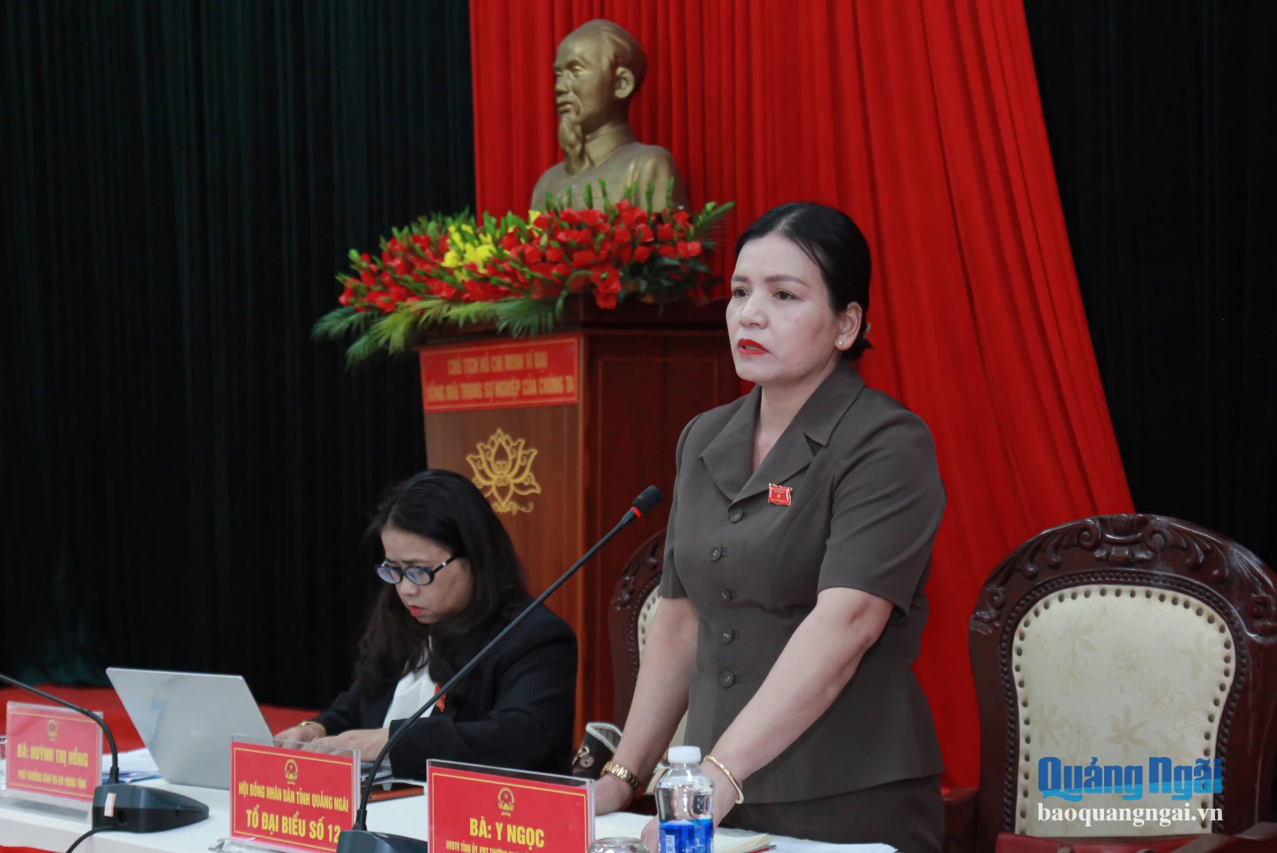 Ủy viên Ban Thường vụ Tỉnh ủy, Phó Chủ tịch Thường trực UBND tỉnh Y Ngọc phát biểu tại hội nghị tiếp xúc cử tri.