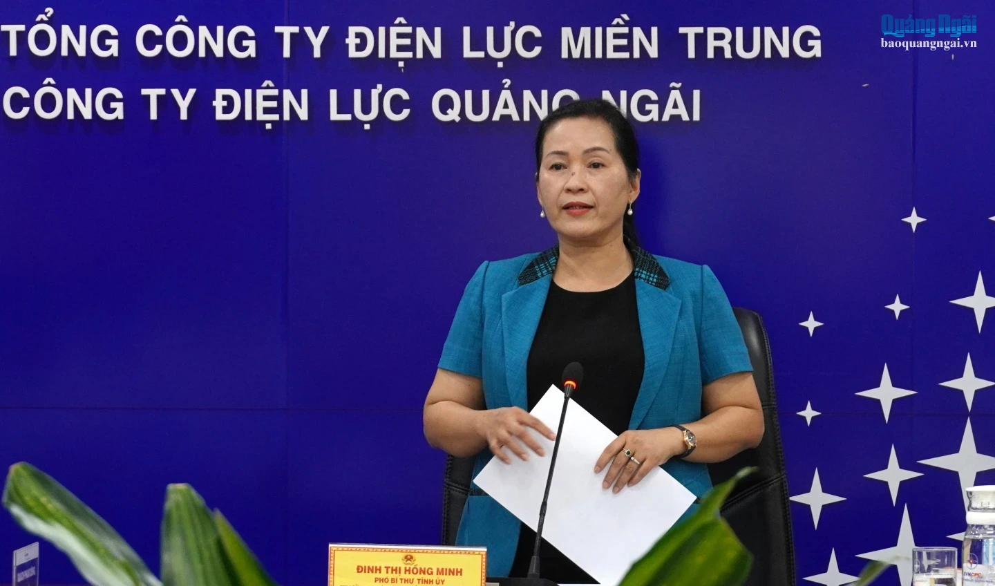 Phó Bí thư Tỉnh ủy, Trưởng Đoàn ĐBQH tỉnh Đinh Thị Hồng Minh phát biểu tại hội nghị.