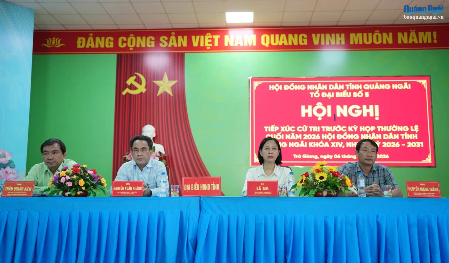 Tổ đại biểu số 5 HĐND tỉnh tại hội nghị.