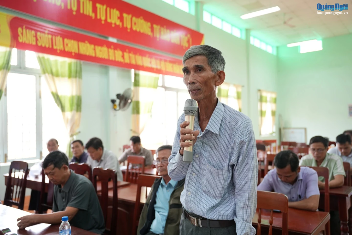 Cử tri xã Trà Giang nêu kiến nghị tại hội nghị.