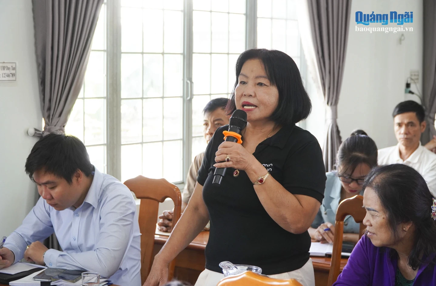 Cử tri phường Đăk Cấm nêu ý kiến, kiến nghị.