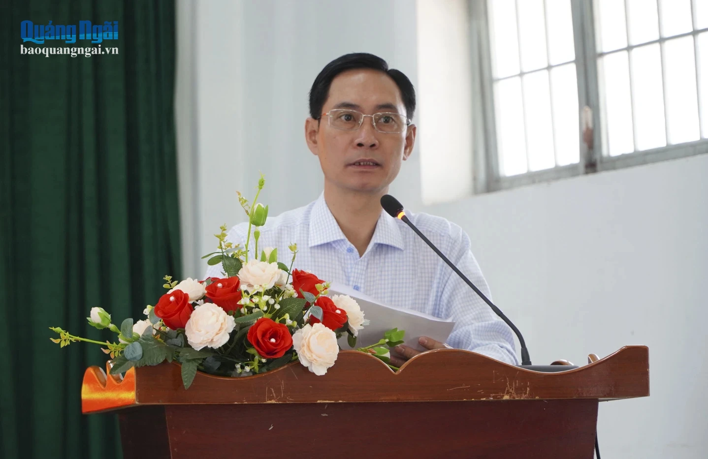 Đại diện sở, ngành, địa phương trả lời các kiến nghị tại buổi tiếp xúc.