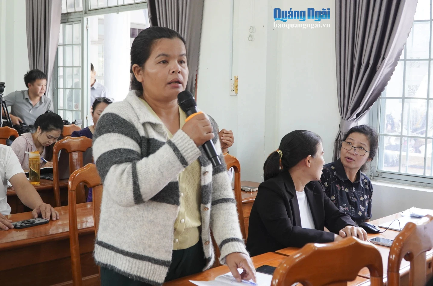 Đại diện bí thư chi bộ, trưởng thôn, tổ trưởng tổ dân phố nêu những khó khăn, đề xuất kiến nghị.