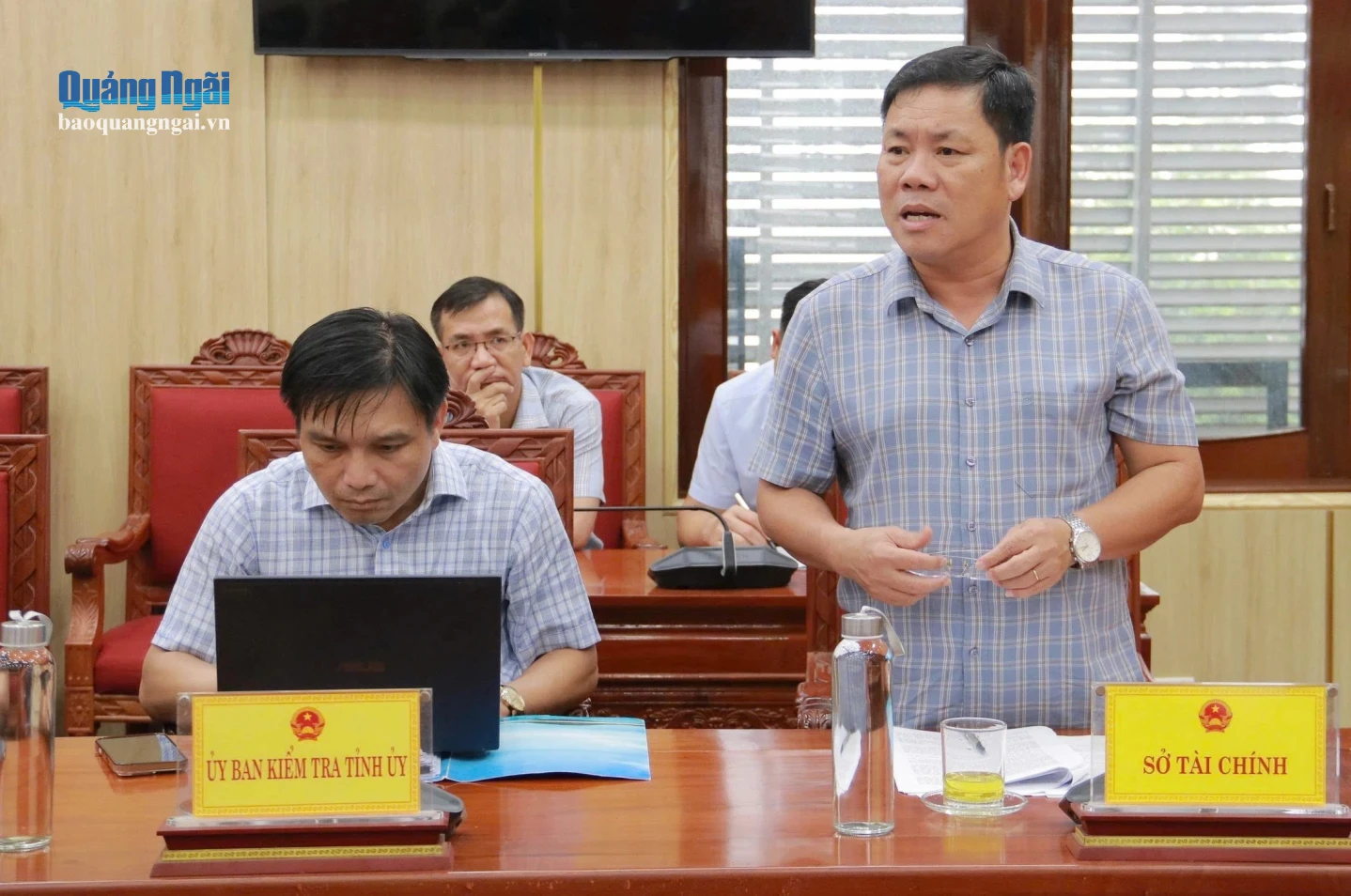 Ông Nguyễn Văn Trọng - Giám đốc Sở Tài chính báo cáo tại cuộc họp.