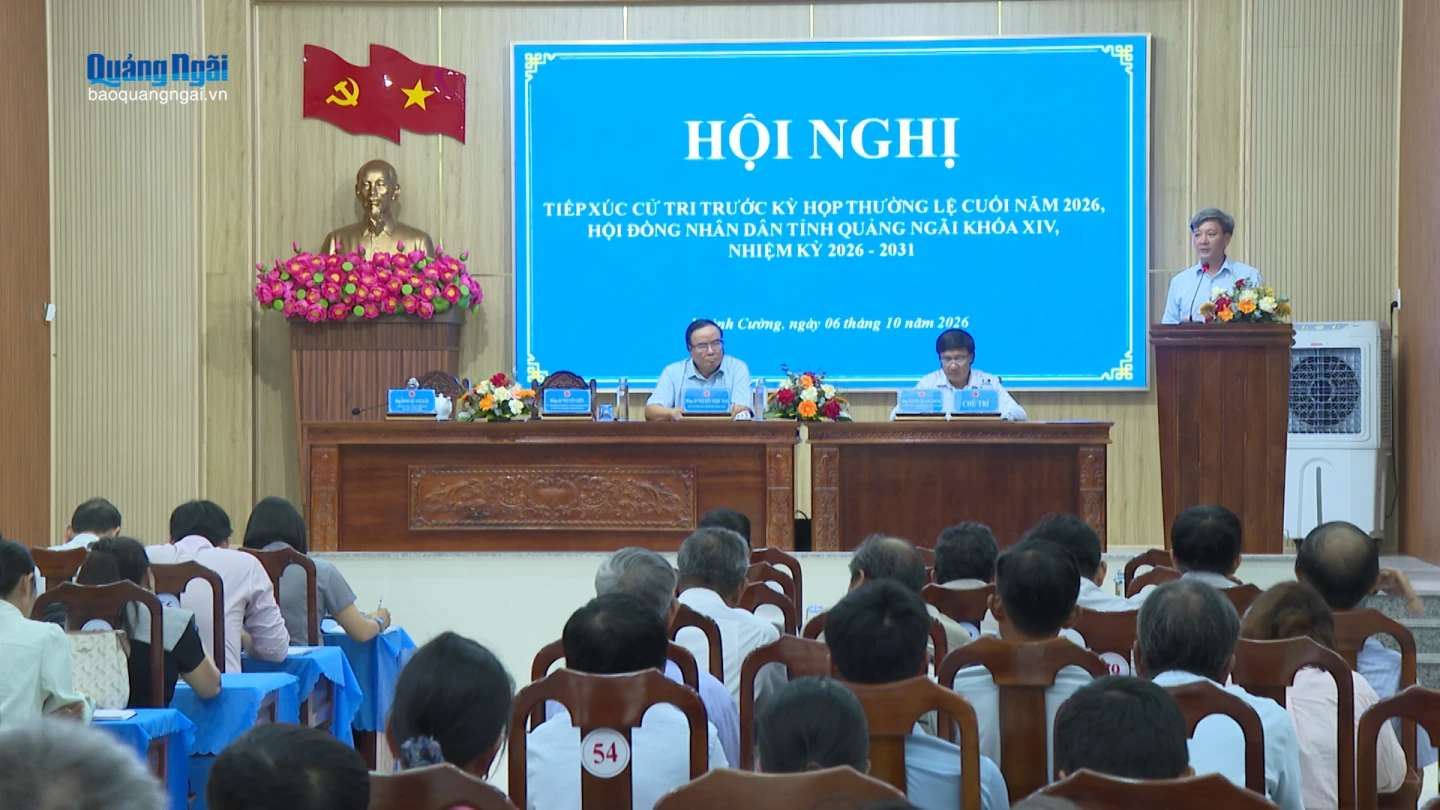 Đại diện Tổ đại biểu số 2 HĐND tỉnh ghi nhận ý kiến của cử tri.