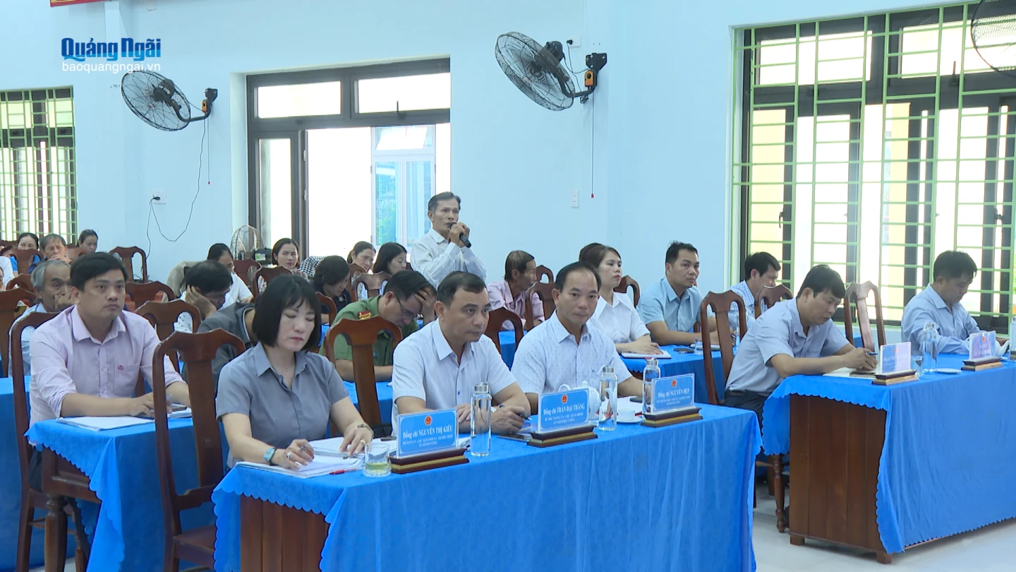 Cử tri xã Khánh Cường phát biểu tại hội nghị.