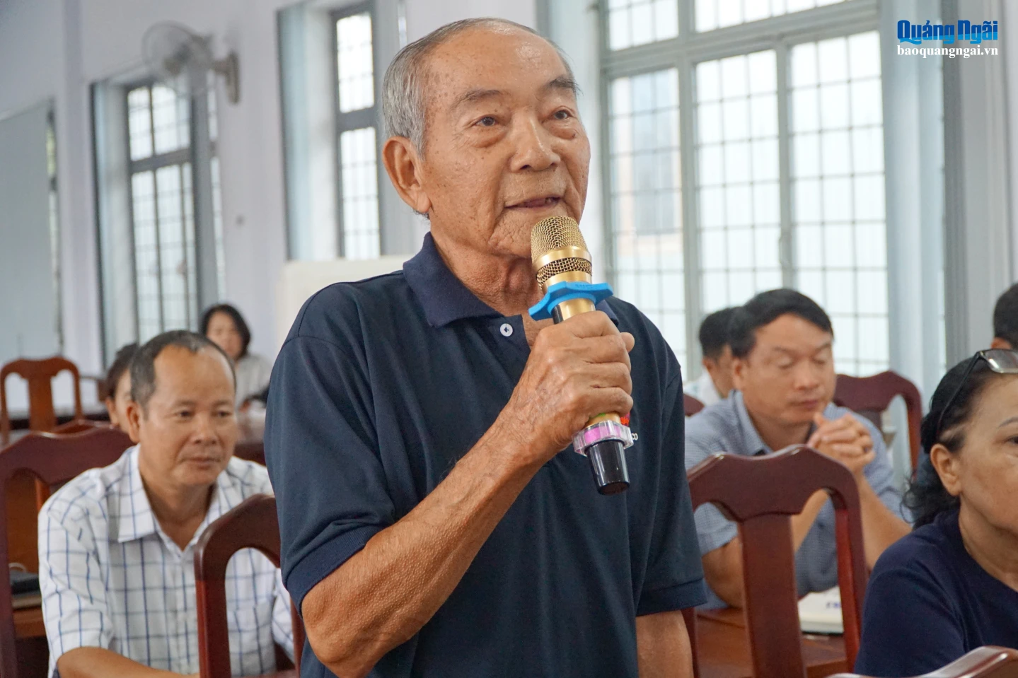 Cử tri tham gia ý kiến tại hội nghị.