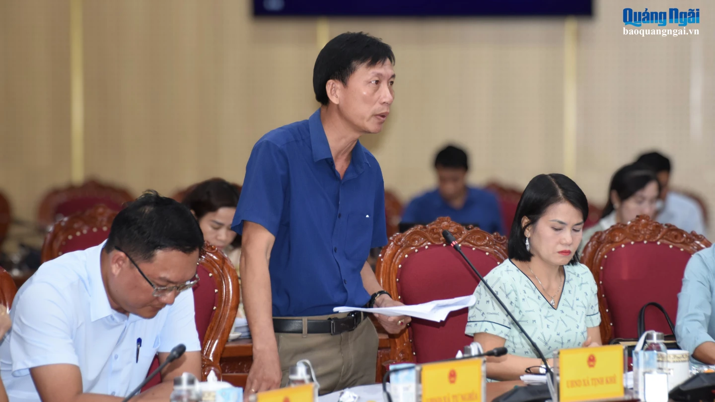 Lãnh đạo xã Tịnh Khê báo cáo tại cuộc họp.