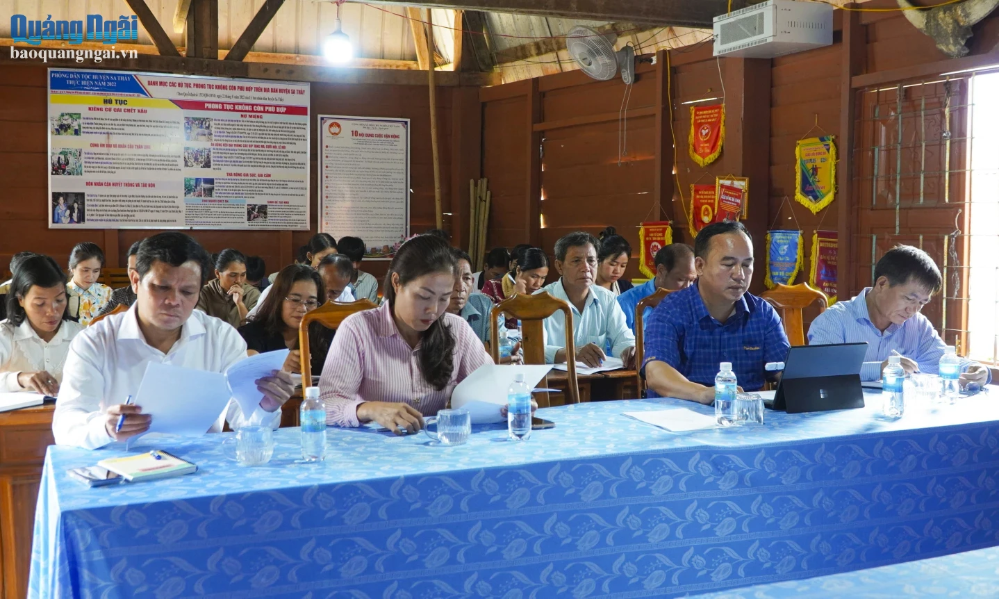 Phó Bí thư Tỉnh ủy, Chủ tịch HĐND tỉnh Nguyễn Đức Tuy dự sinh hoạt Chi bộ làng Chứ.