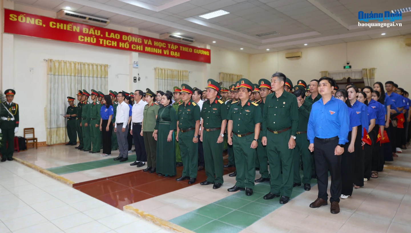 Ủy viên Ban Thường vụ Tỉnh ủy, Phó Chủ tịch Thường trực UBND tỉnh Y Ngọc và các đại biểu tham dự buổi lễ.