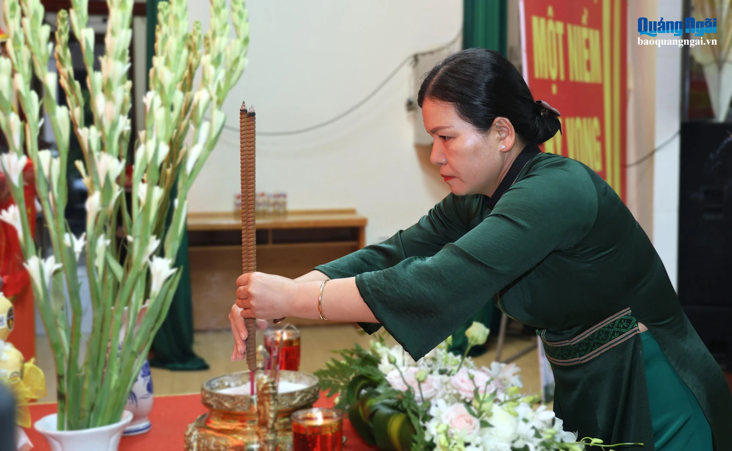 Ủy viên Ban Thường vụ Tỉnh ủy, Phó Chủ tịch Thường trực UBND tỉnh Y Ngọc dâng hoa, dâng hương tưởng niệm các Anh hùng liệt sĩ.