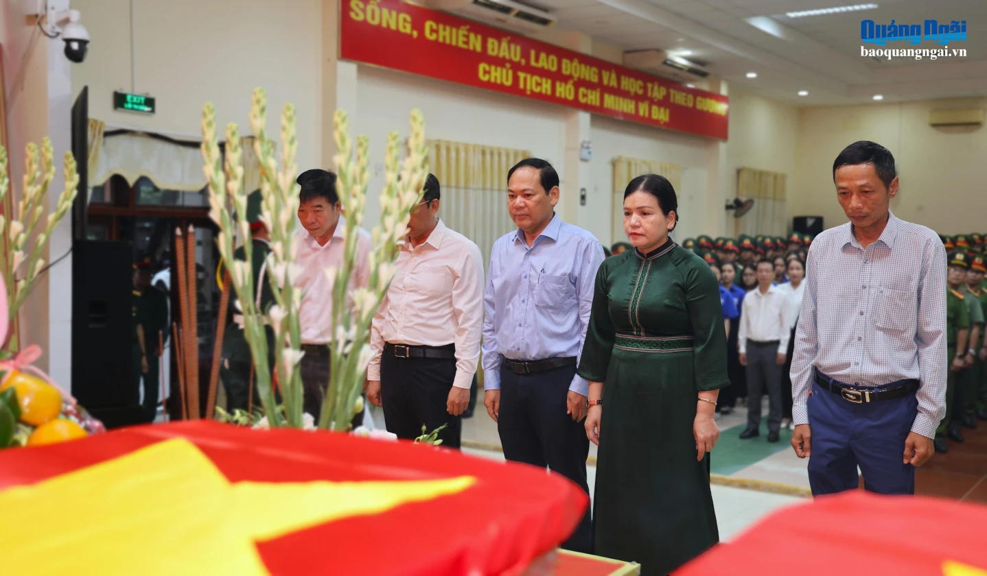 Đại biểu thành kính tưởng nhớ, bày tỏ lòng biết ơn đối với các Anh hùng liệt sĩ.
