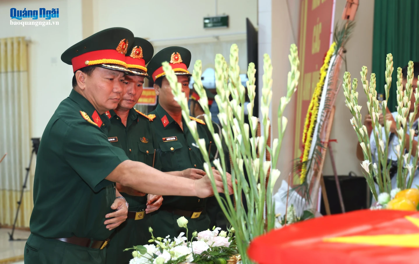 Lãnh đạo Bộ CHQS tỉnh thành kính tưởng niệm, bày tỏ lòng biết ơn đối với các Anh hùng liệt sĩ.