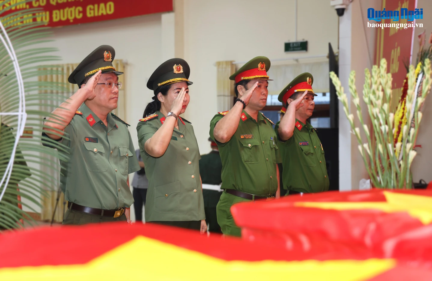 Lãnh đạo Công an tỉnh tưởng niệm, bày tỏ lòng biết ơn đối với các Anh hùng liệt sĩ.