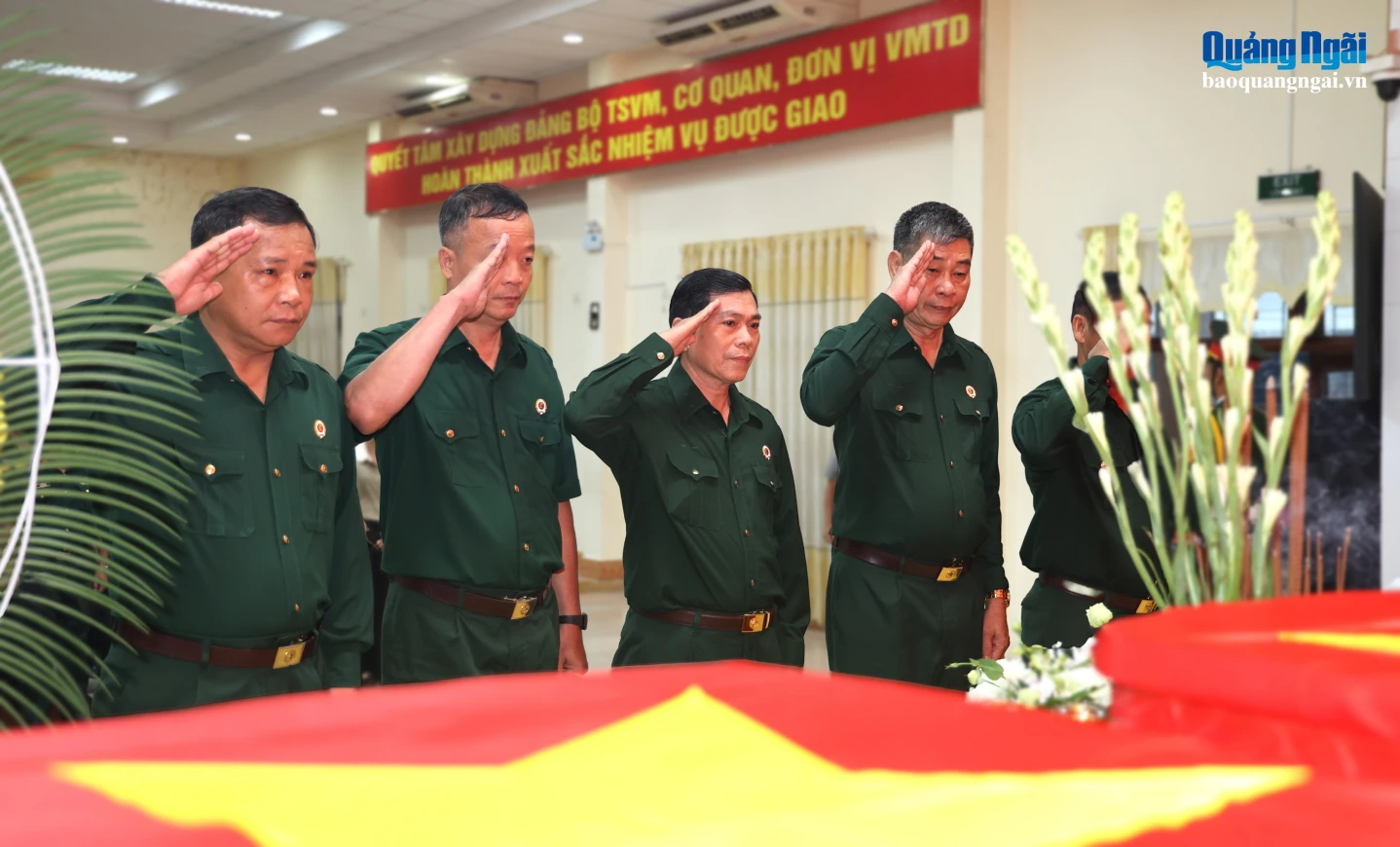 Các cựu chiến binh thành kính tưởng nhớ, tri ân những đồng đội đã anh dũng hy sinh vì Tổ quốc.