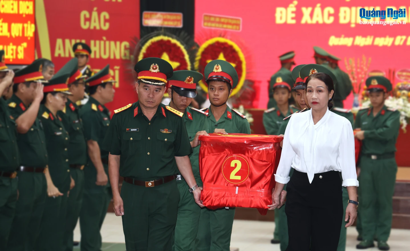 Hơn 2.200 mẫu sinh phẩm được Bộ CHQS tỉnh vận chuyển ra Hà Nội để bàn giao cho Viện Pháp y Quân đội.