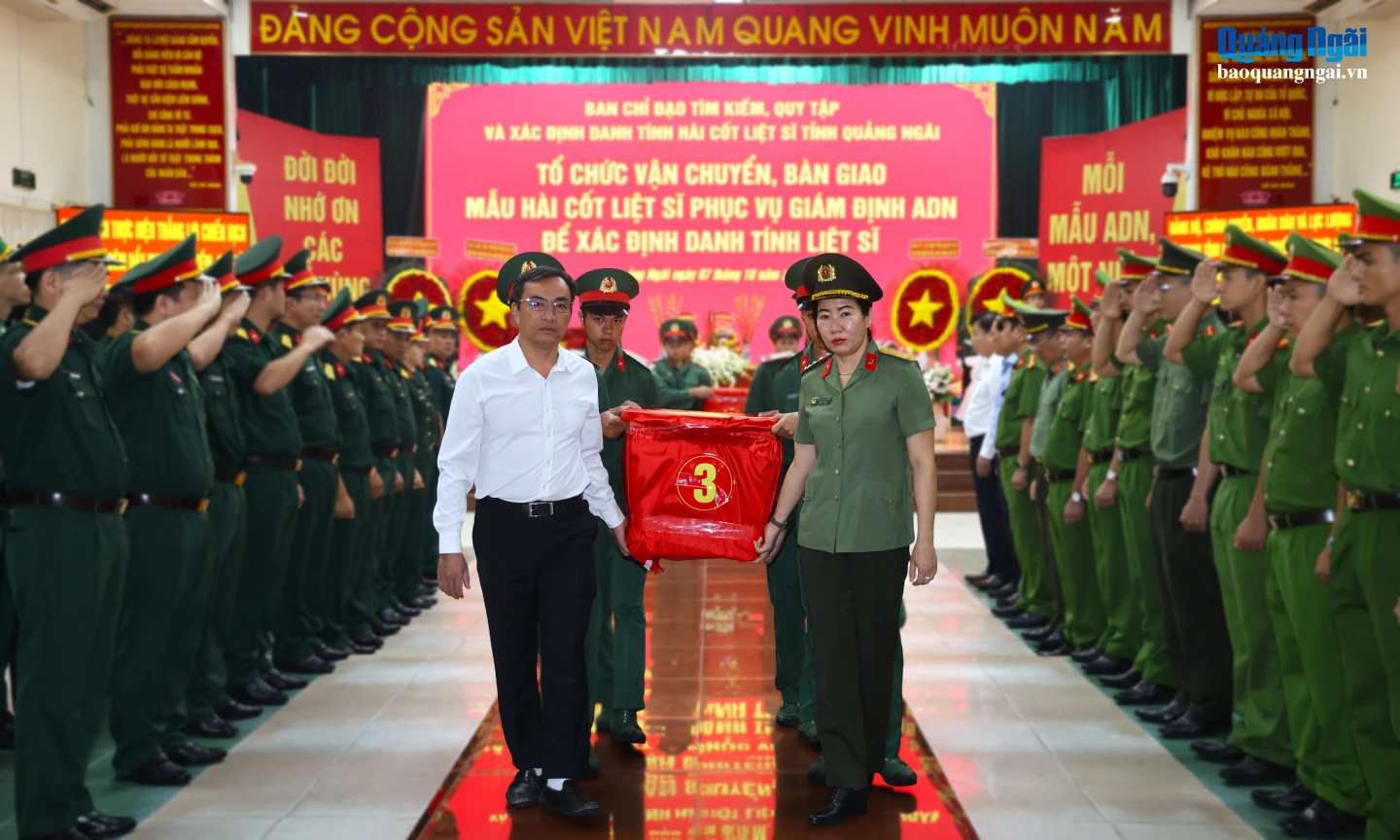 Việc bàn giao mẫu sinh phẩm được thực hiện theo nguyên tắc “5 đúng”.