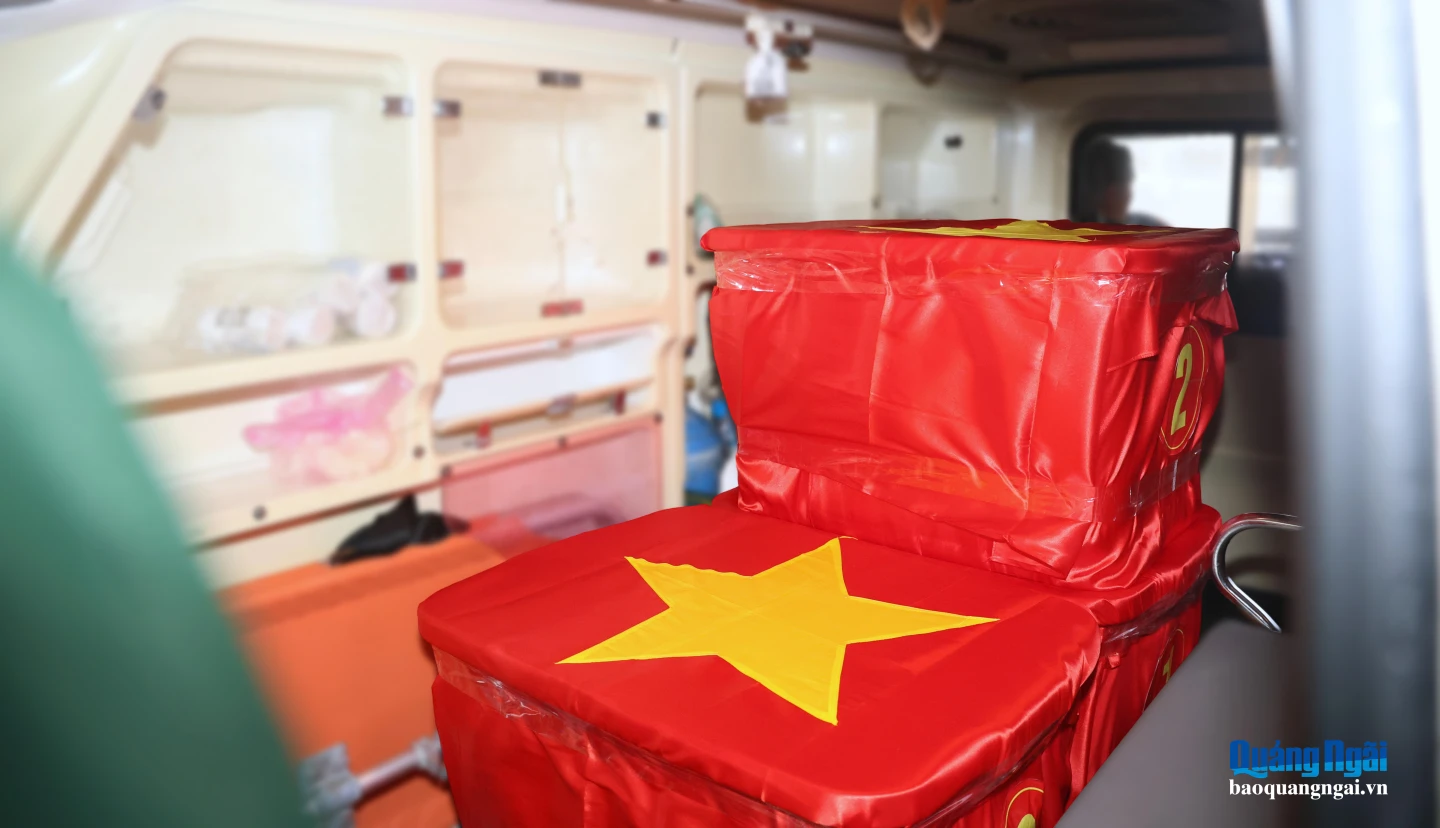 Các mẫu sinh phẩm hài cốt liệt sĩ được đưa ra sân bay Chu Lai để vận chuyển bằng máy bay ra Hà Nội, phục vụ giám định ADN.