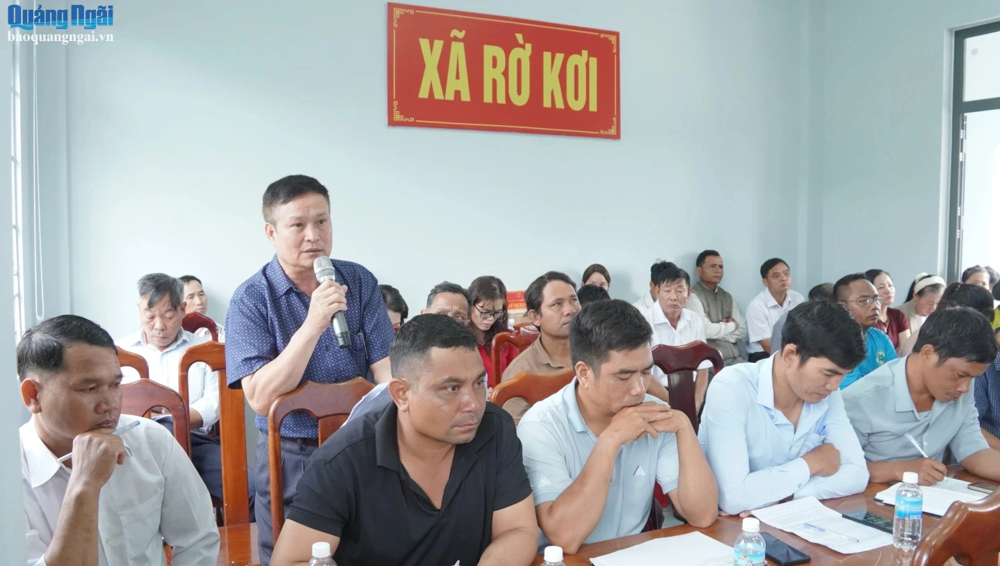 Cử tri xã Rờ Kơi tham gia kiến nghị.