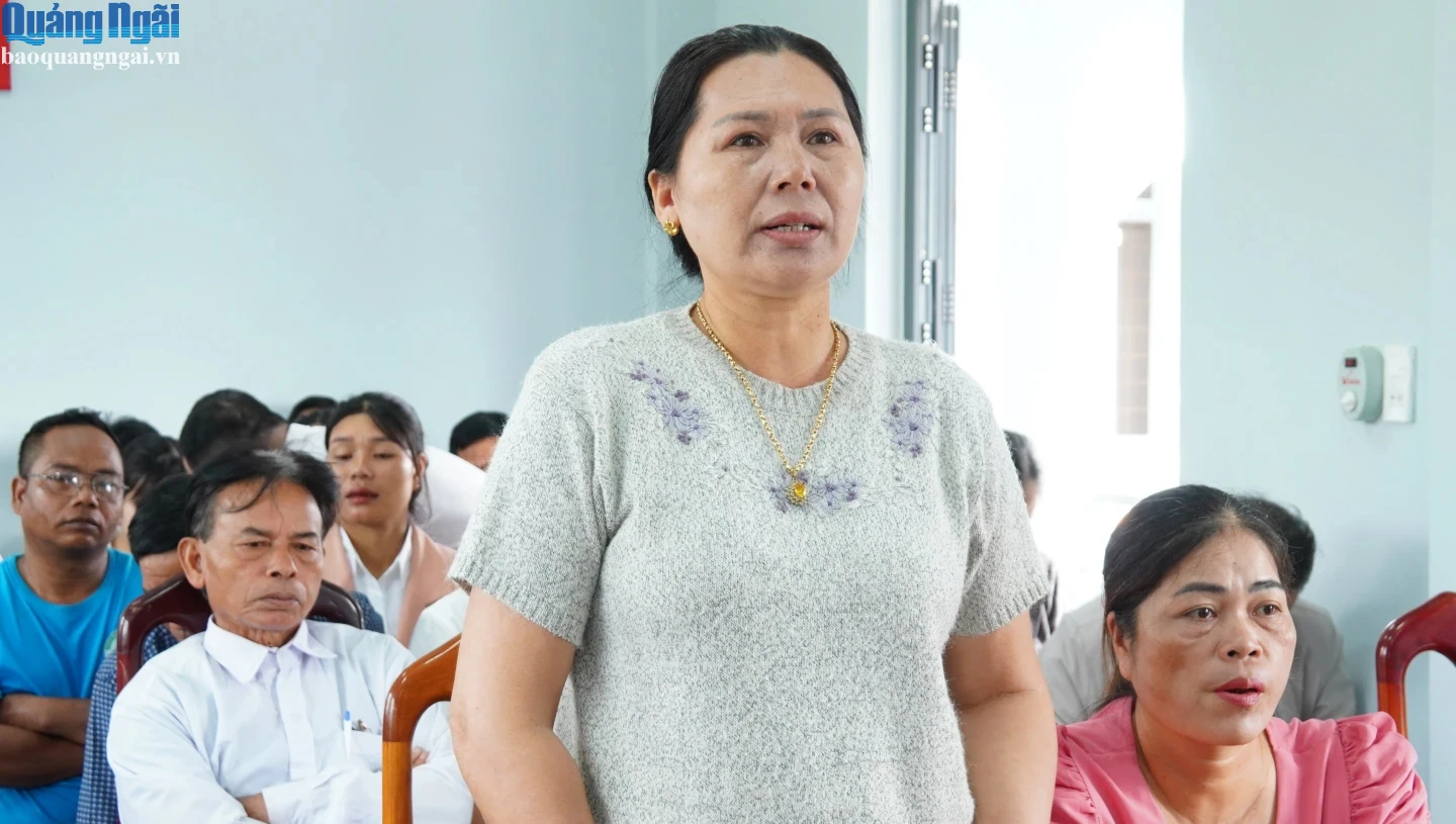 Cử tri thôn Đăk Tang phát biểu ý kiến
