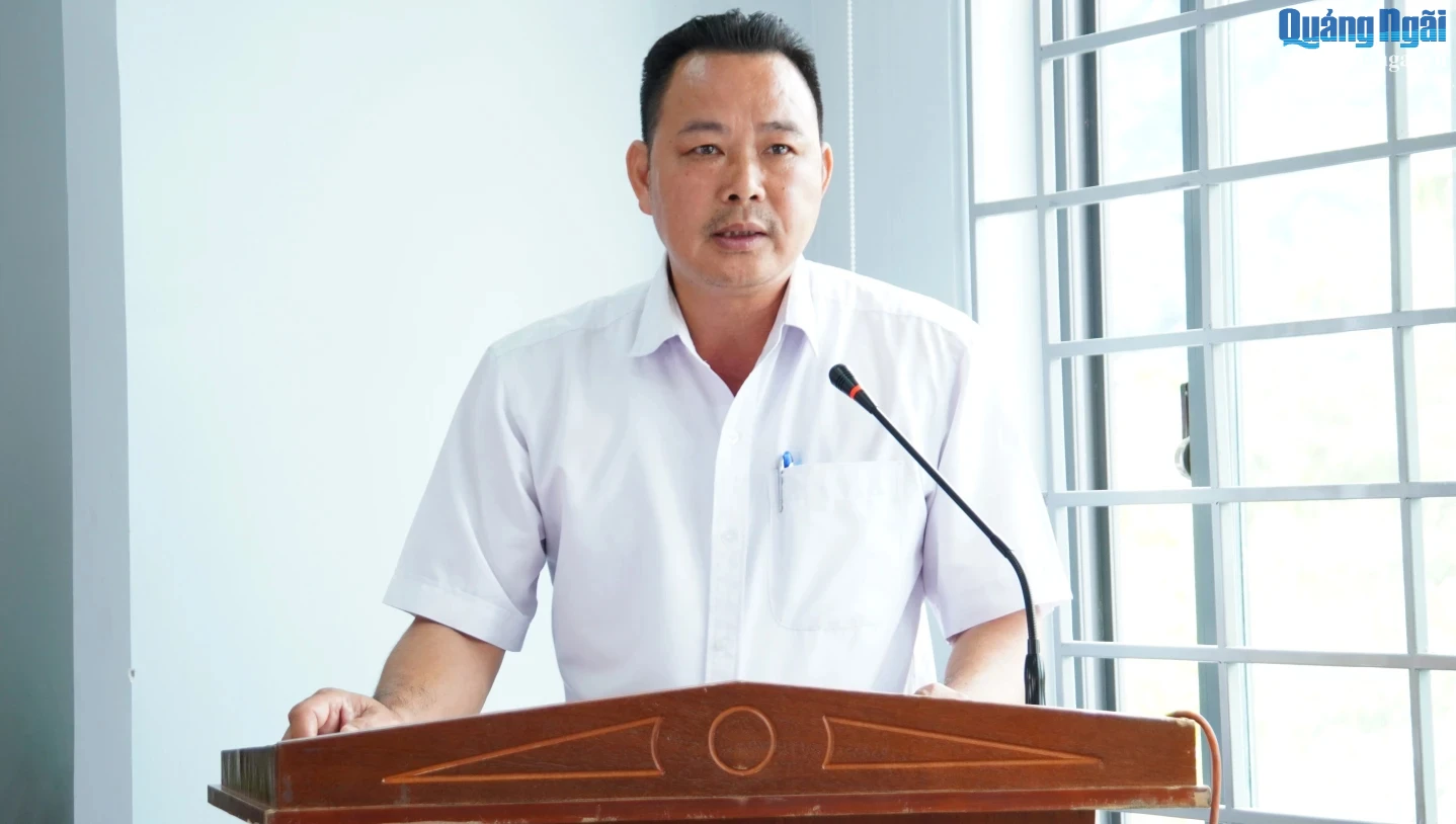 Đại diện lãnh đạo UBND xã Rờ Kơi trả lời các ý kiến, kiến nghị của cử tri.
