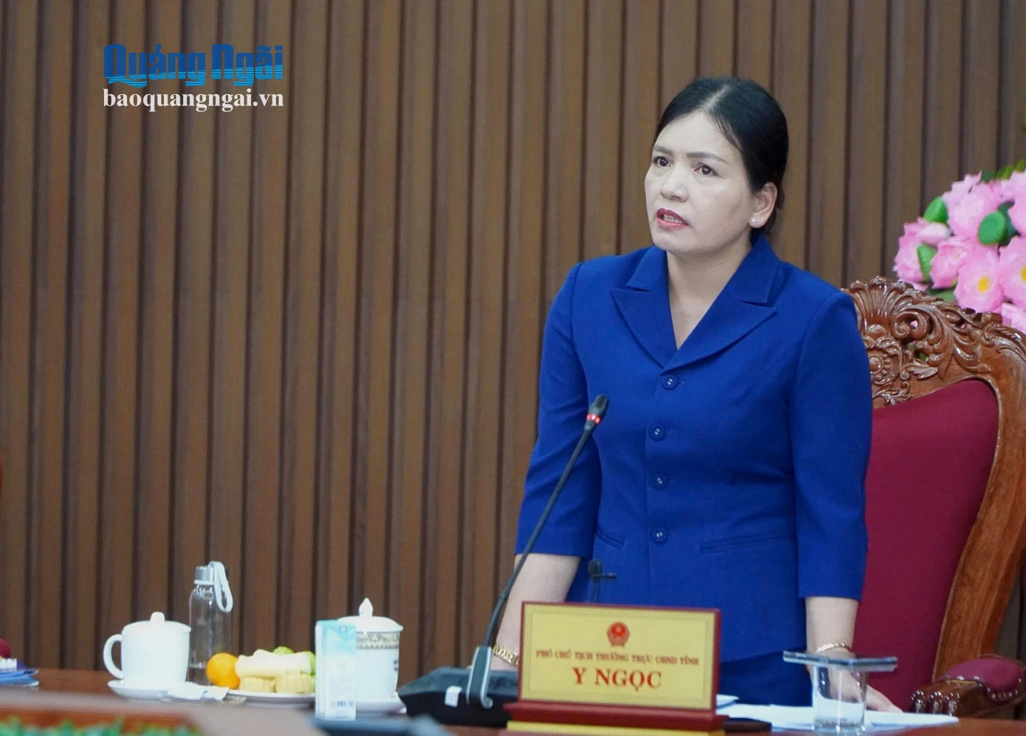 Ủy viên Ban Thường vụ Tỉnh ủy, Phó Chủ tịch Thường trực UBND tỉnh Y Ngọc phát biểu tại phiên họp.