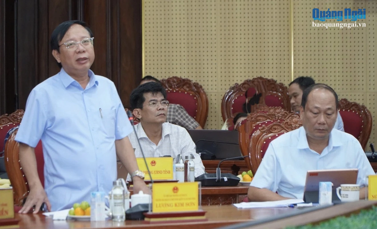 Ủy viên Ban Thường vụ Tỉnh ủy, Trưởng Ban Quản lý KKT Dung Quất và các KCN Quảng Ngãi Lương Kim Sơn phát biểu tại phiên họp.