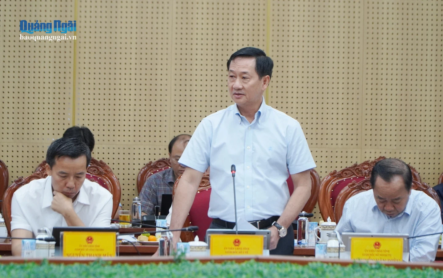 Ông Võ Văn Thanh - Giám đốc Sở Y tế báo cáo tình hình chăm sóc sức khòe Nhân dân trên địa bàn.