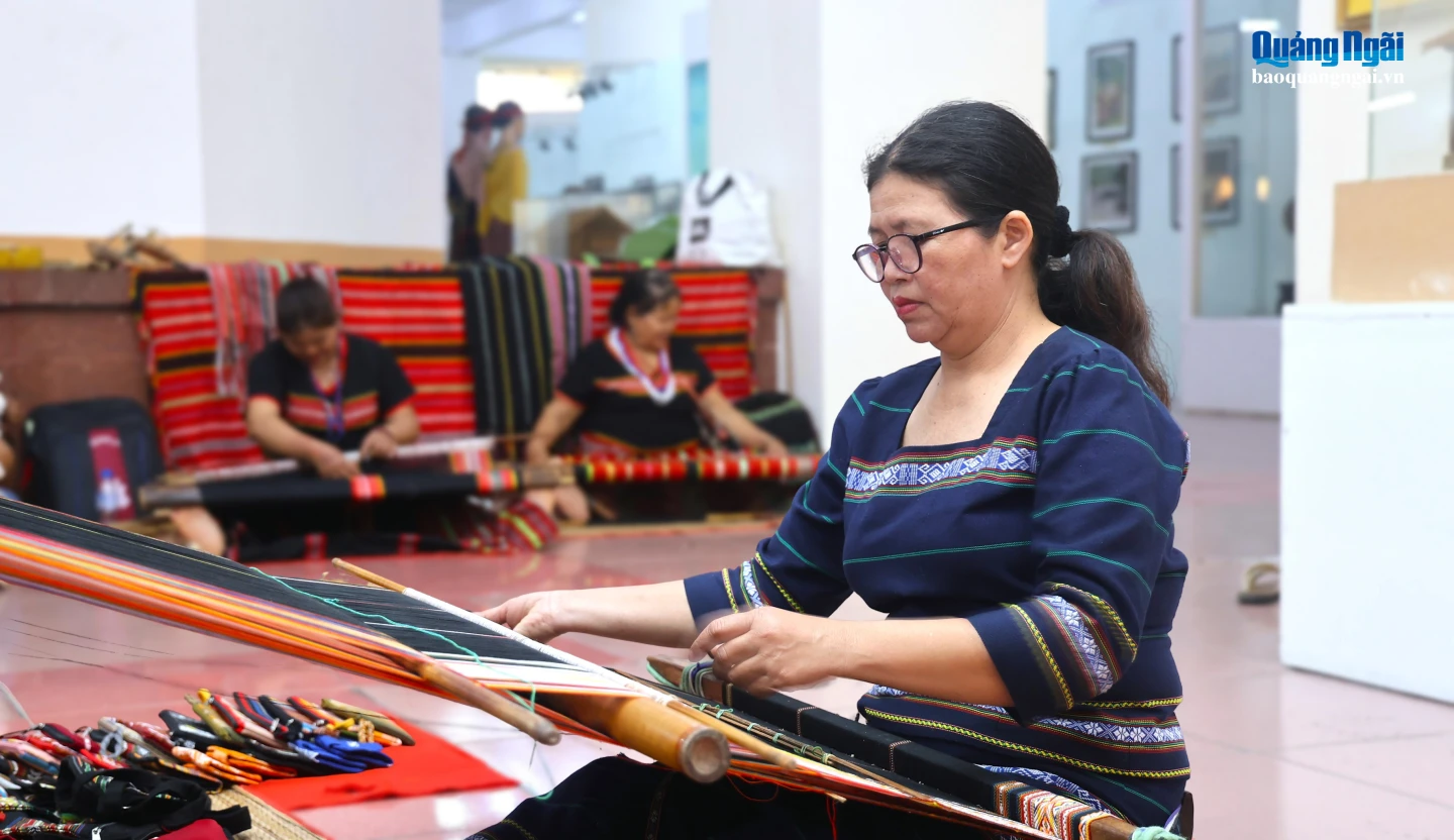Giữ gìn nghề truyền thống gắn với tạo sinh kế đang trở thành hướng đi được nhiều địa phương quan tâm.