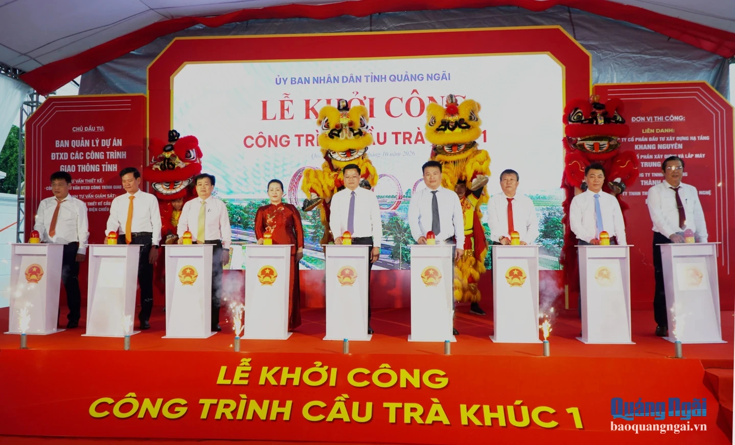 Các đại biểu thực hiện nghi thức khởi công công trình cầu Trà Khúc 1.