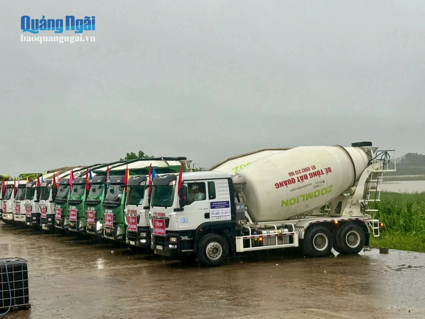 Thiết bị thi công cầu Trà Khúc 1 tập trung tại chân công trình.