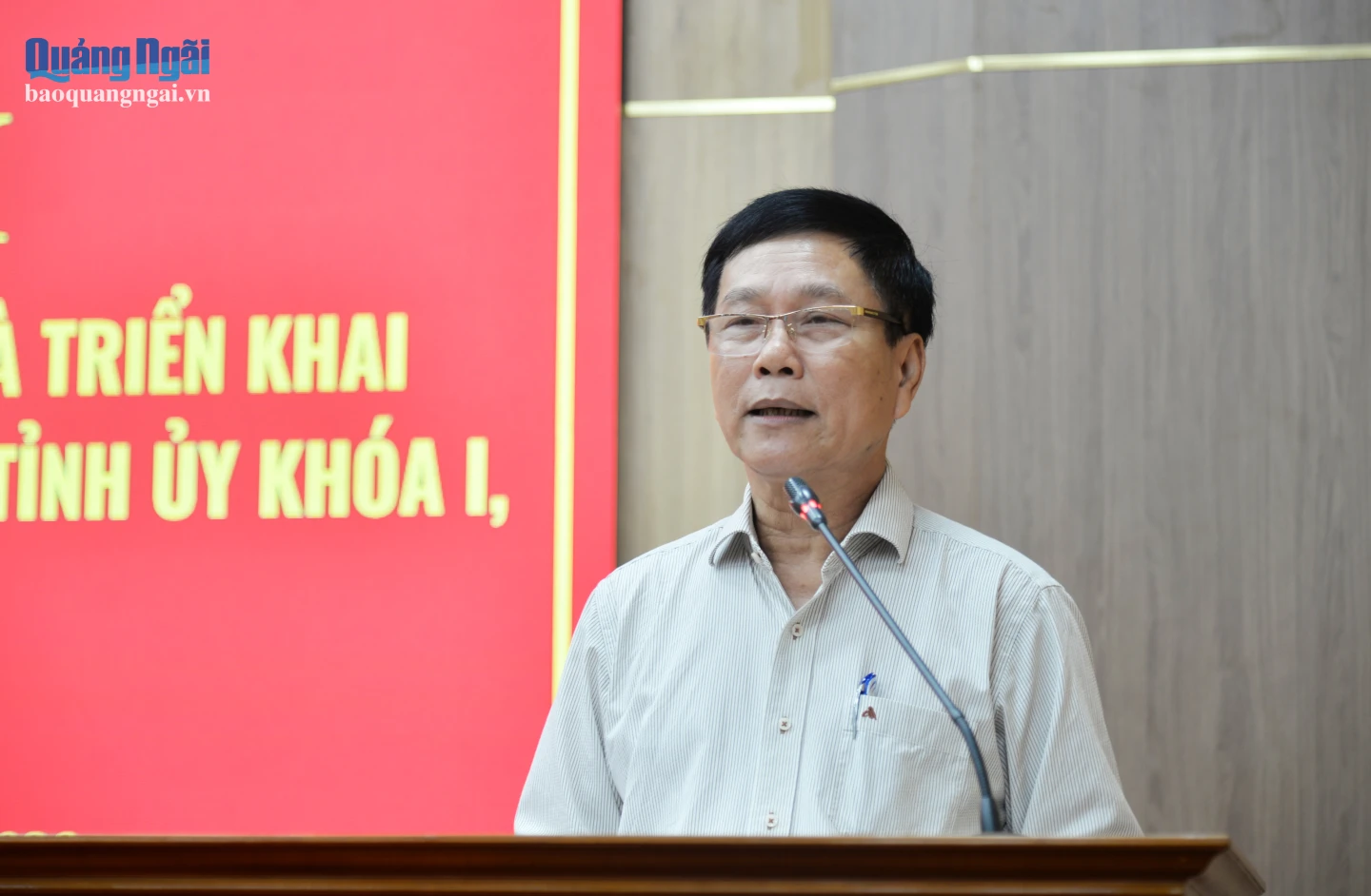 Đồng chí Phạm Xuân Duệ - Phó Bí thư chuyên trách Đảng ủy UBND tỉnh phát biểu tại hội nghị.
