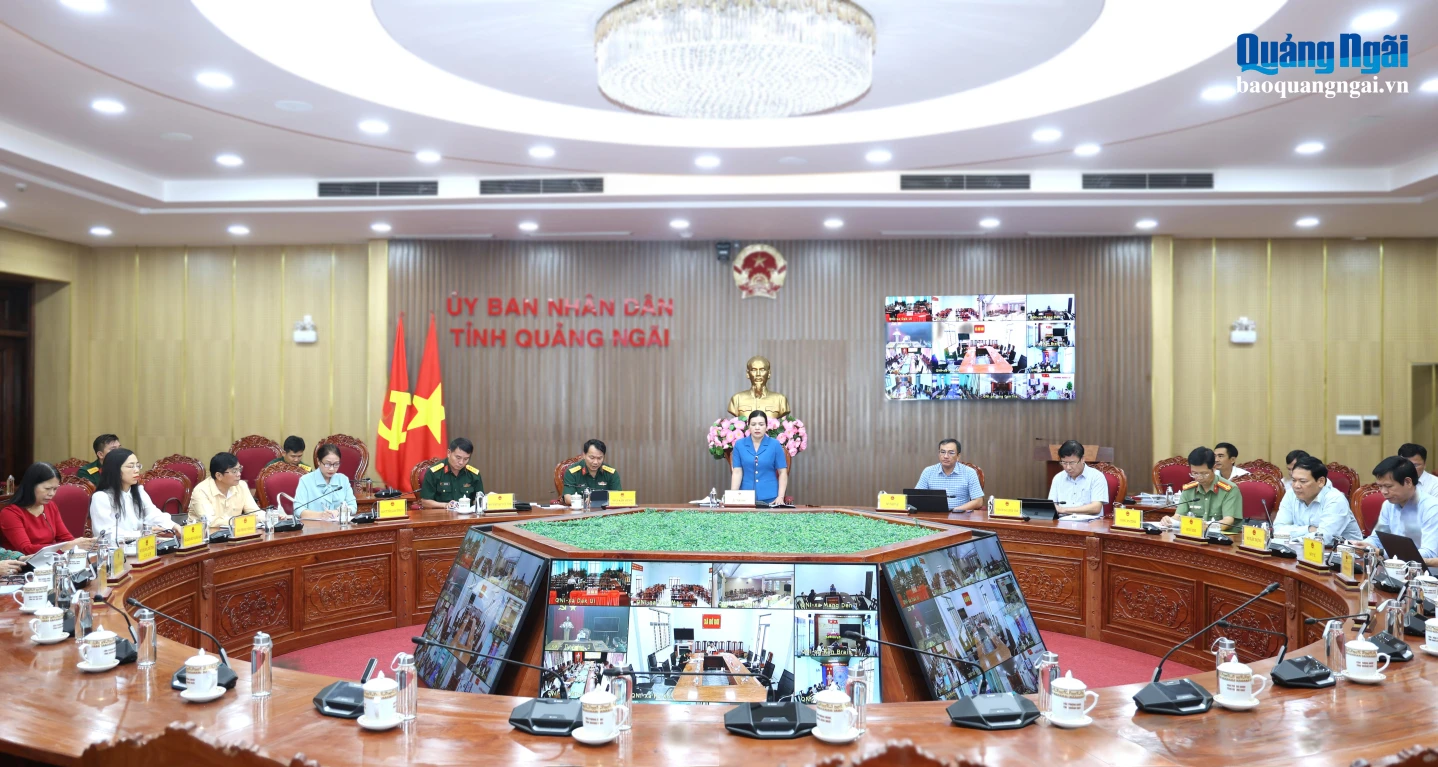 Ủy viên Ban Thường vụ Tỉnh ủy, Phó Chủ tịch Thường trực UBND tỉnh Y Ngọc chủ trì cuộc họp.