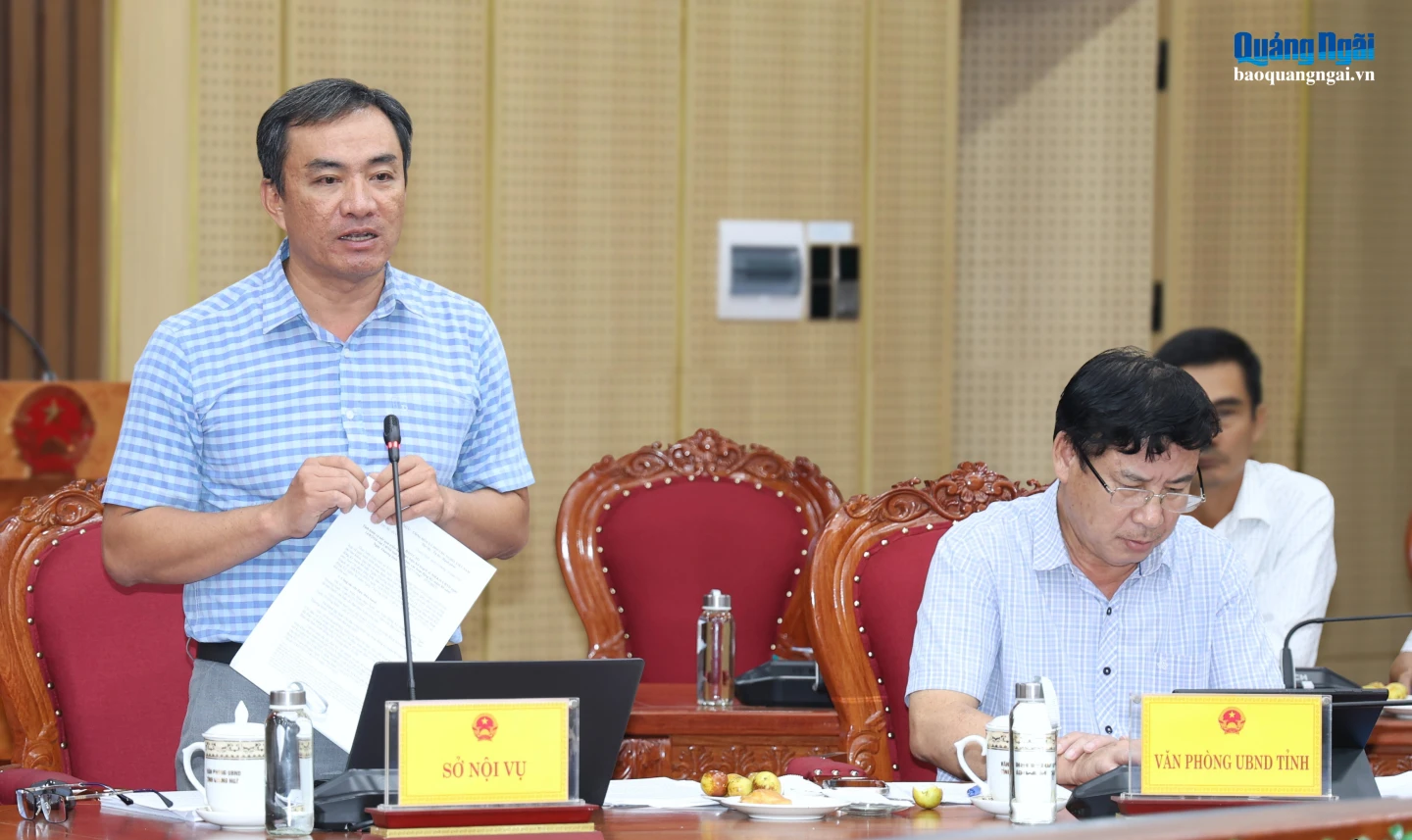 Lãnh đạo Sở Nội vụ phát biểu tại cuộc họp.